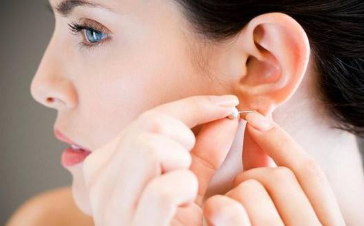 武漢美博會認為穿完耳洞后需要注意什么?
